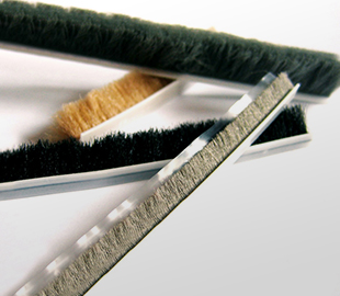 Joint brosse avec film dépassant - Joints sur Support et Plinthes  Automatiques - Ferrures, Seuils et Joints